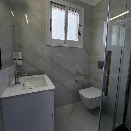 Evandrea Pelapais - Stylish In Kato Apartmán