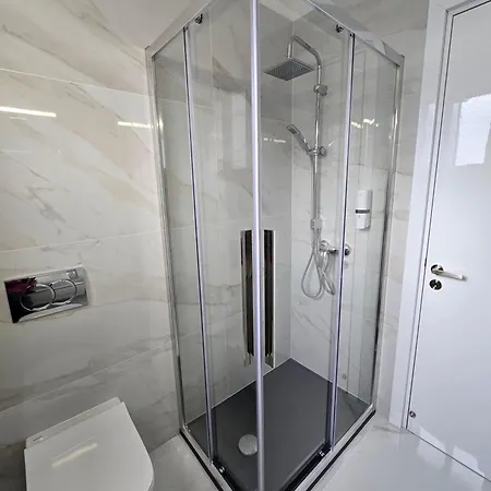 Evandrea Pelapais - Stylish In Kato Apartamento *